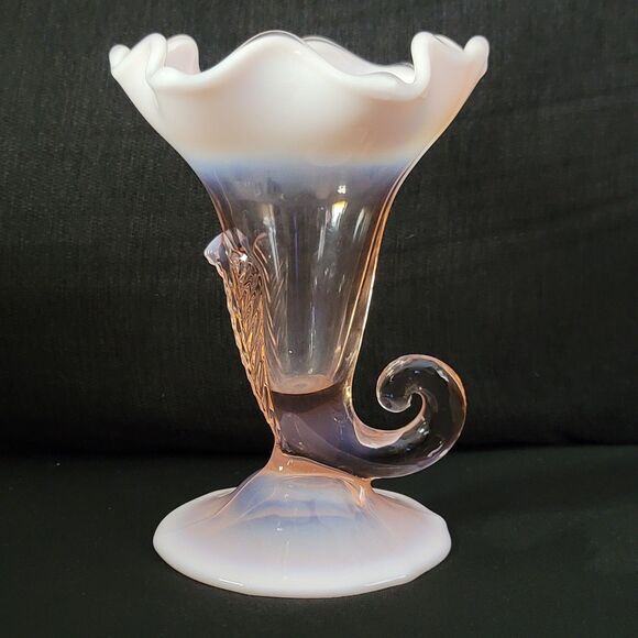 Vintage Duncan Miller 3 Feather Pink Glass Opalescent Cornucopia Decorative Vase - Picture 12 of 13